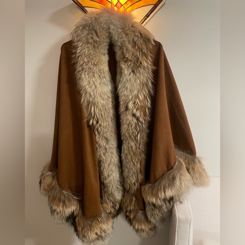 Adrienne Landau brown suede cape with fox fur trim. EUC.